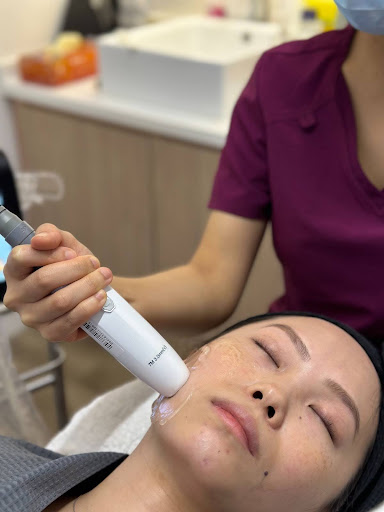 liftera treatment application on the face